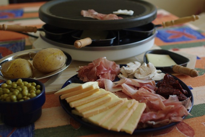 Bien choisir son appareil à raclette : les critères à considérer